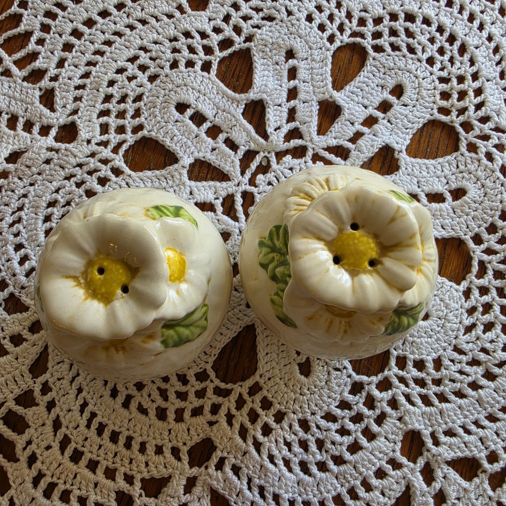 Sculptured Daisey METLOX Salt & Pepper Shakers POPPY TRAIL Basket Weave - Picture 2 of 5